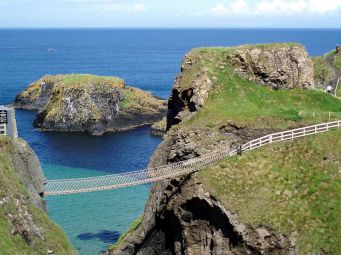 800px-The_rope_bridge_at_Carrick-a-Rede