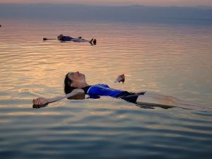 800px-A_float_on_the_Dead_Sea